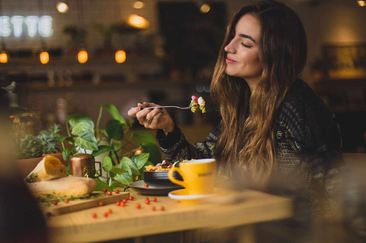 woman-enjoy-eating