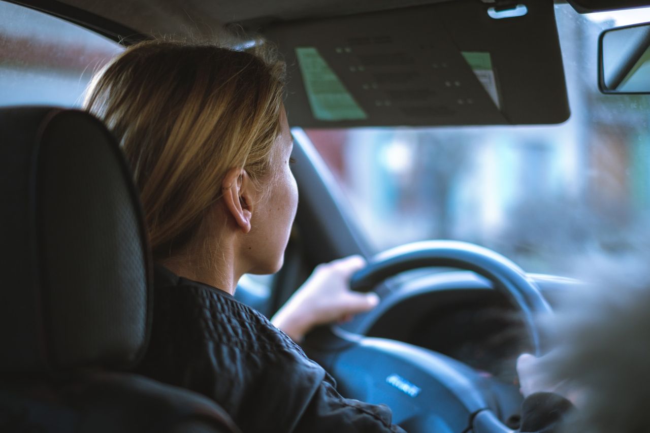 woman-driving